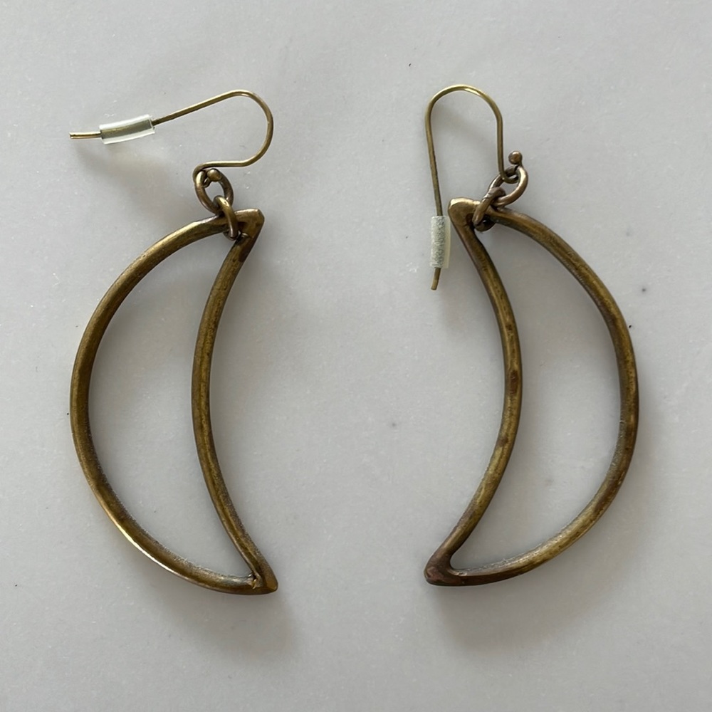 URBAN OUTFITTERS Crescent Moon Earrings